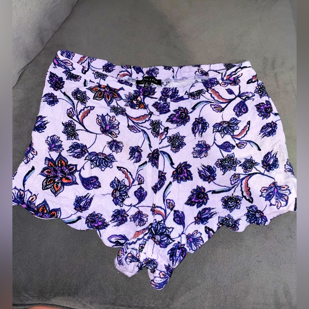 Vintage Kendall & Kylie floral scalloped shorts 💜🌸